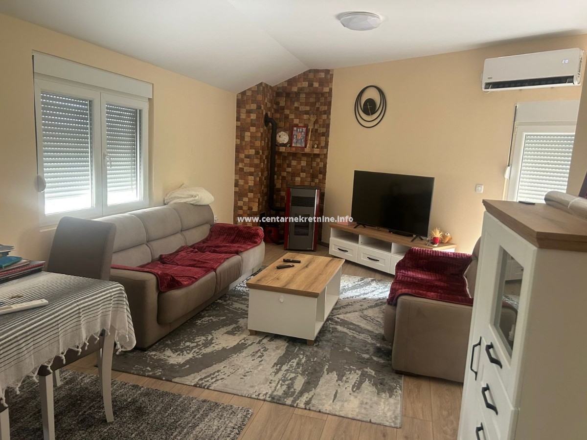 Izdavanje, dvosoban stan u kući 85m2, Rogami, Podgorica